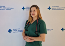 lek. med. Anna Osielczak-Wadowska w medycznym ubraniu na białym tle