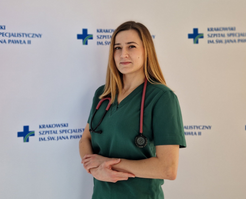 lek. med. Anna Osielczak-Wadowska w medycznym ubraniu na białym tle