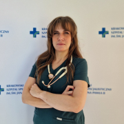 lek. med. Dorota Rojek w medycznym ubraniu na białym tle