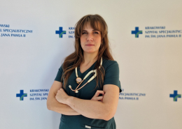 lek. med. Dorota Rojek w medycznym ubraniu na białym tle