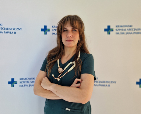 lek. med. Dorota Rojek w medycznym ubraniu na białym tle