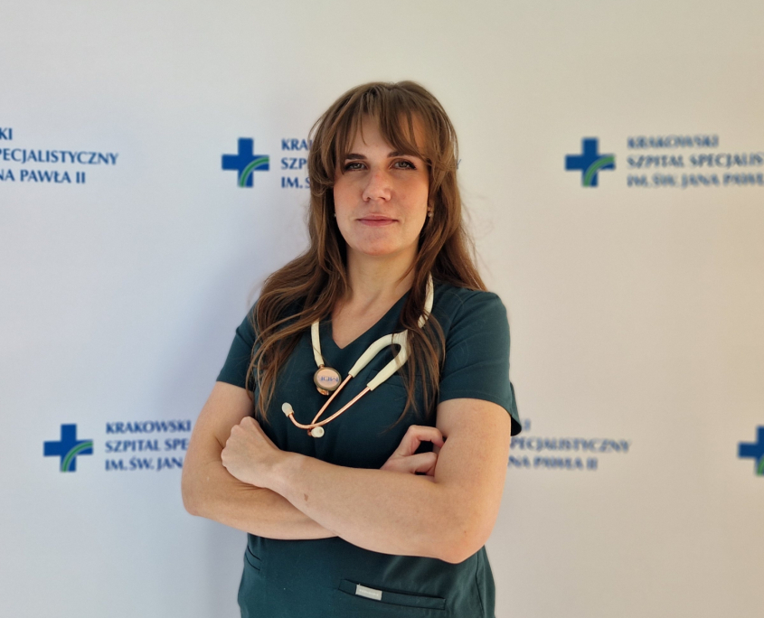 lek. med. Dorota Rojek w medycznym ubraniu na białym tle