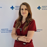 lek. med. Joanna Lenik w medycznym ubraniu na białym tle