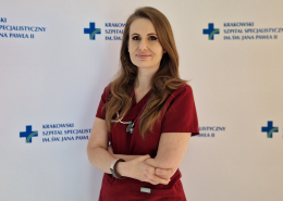 lek. med. Joanna Lenik w medycznym ubraniu na białym tle