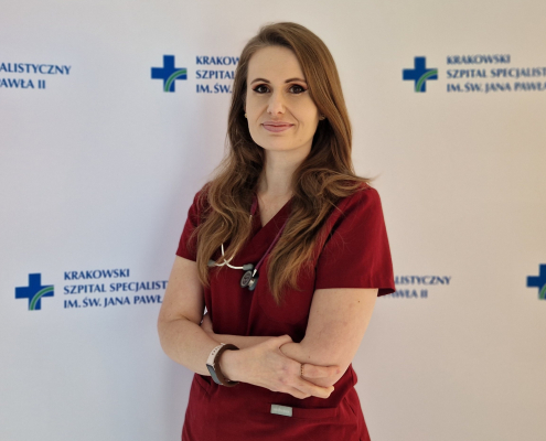 lek. med. Joanna Lenik w medycznym ubraniu na białym tle