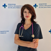 lek. med. Yuliia Vovk w medycznym ubraniu na białym tle