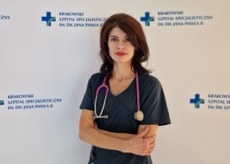 lek. med. Yuliia Vovk w medycznym ubraniu na białym tle