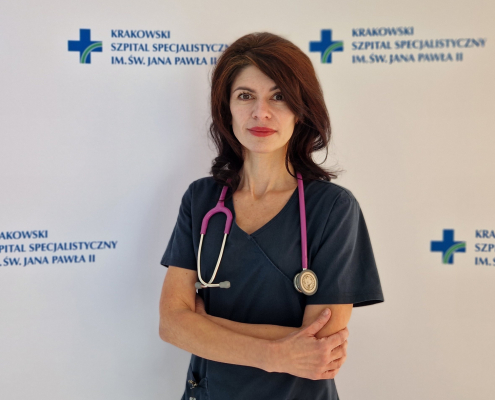 lek. med. Yuliia Vovk w medycznym ubraniu na białym tle