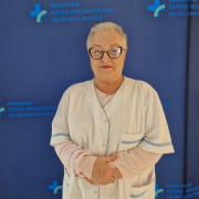 Anna Podsońka-Pawlik w medycznym ubraniu na granatowym tle