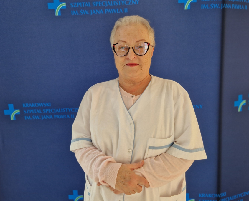 Anna Podsońka-Pawlik w medycznym ubraniu na granatowym tle