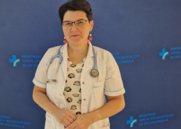 lek. med. Joanna Estrella Binet w medycznym ubraniu na białym tle