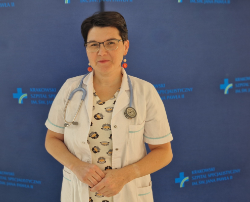 lek. med. Joanna Estrella Binet w medycznym ubraniu na białym tle