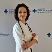 Dr n. med. Anna Rzucidło-Hymczak w medycznym ubraniu na białym tle