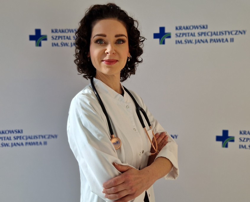 Dr n. med. Anna Rzucidło-Hymczak w medycznym ubraniu na białym tle