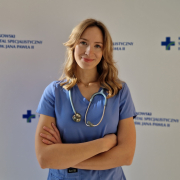 lek. med. Katarzyna Łęczycka-Garcin w medycznym ubraniu na białym tle