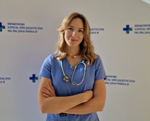 lek. med. Katarzyna Łęczycka-Garcin w medycznym ubraniu na białym tle