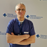 st. tech. Wojciech Martyniak w medycznym ubraniu na białym tle