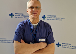 st. tech. Wojciech Martyniak w medycznym ubraniu na białym tle