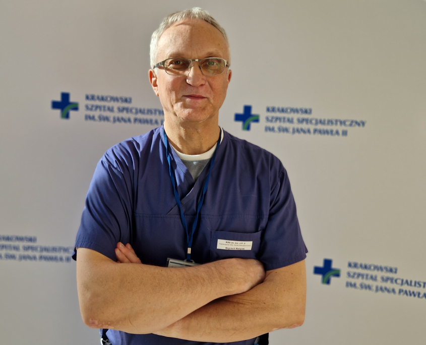 st. tech. Wojciech Martyniak w medycznym ubraniu na białym tle