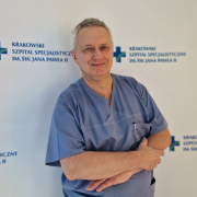 dr hab. n. med. Piotr Musiałek w medycznym ubraniu na białym tle