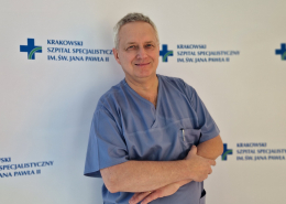 dr hab. n. med. Piotr Musiałek w medycznym ubraniu na białym tle