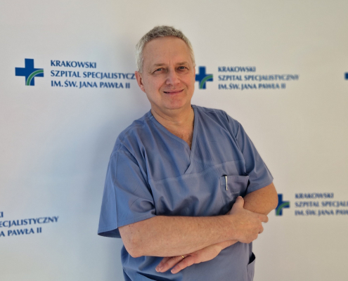 dr hab. n. med. Piotr Musiałek w medycznym ubraniu na białym tle