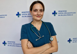lek. Małgorzata Mazur w medycznym ubraniu na białym tle