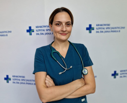 lek. Małgorzata Mazur w medycznym ubraniu na białym tle