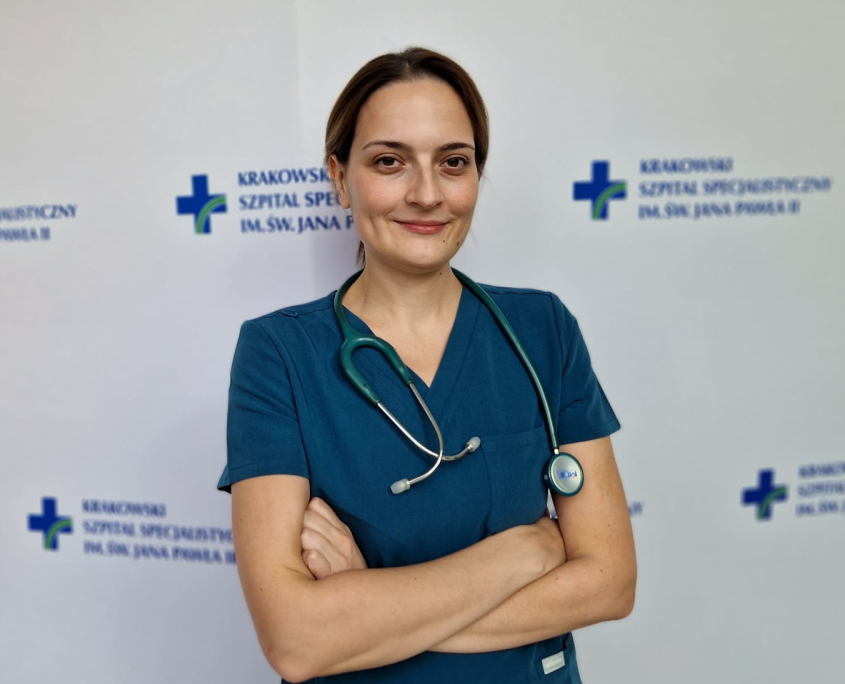 lek. Małgorzata Mazur w medycznym ubraniu na białym tle