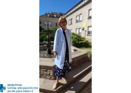 prof. E. Konduracka przy szpitalnej fontannie.