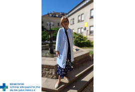 prof. E. Konduracka przy szpitalnej fontannie.