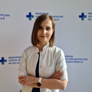 lek. Katarzyna Biłas w medycznym ubraniu na białym tle