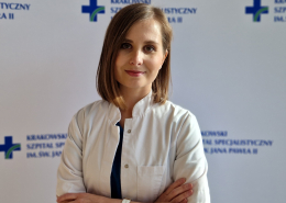 lek. Katarzyna Biłas w medycznym ubraniu na białym tle