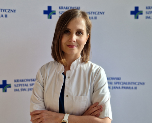lek. Katarzyna Biłas w medycznym ubraniu na białym tle