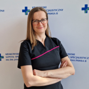 dr n. med. Joanna Pudło w medycznym ubraniu na białym tle