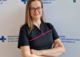 dr n. med. Joanna Pudło w medycznym ubraniu na białym tle