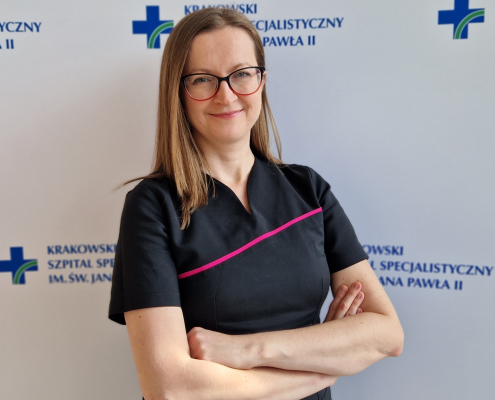 dr n. med. Joanna Pudło w medycznym ubraniu na białym tle