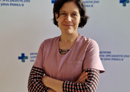 dr n. med. Agnieszka Okraska- Bylica w medycznym ubraniu na białym tle