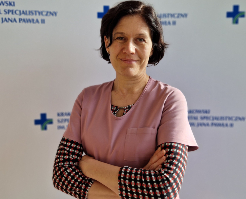 dr n. med. Agnieszka Okraska- Bylica w medycznym ubraniu na białym tle