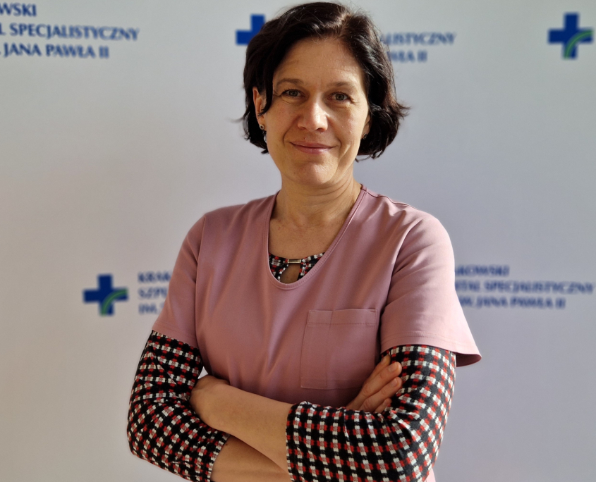 dr n. med. Agnieszka Okraska- Bylica w medycznym ubraniu na białym tle