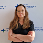 lek. Monika Zasada Kielan w medycznym ubraniu na białym tle