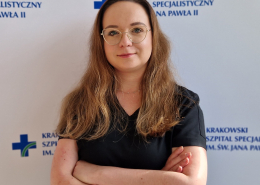 lek. Monika Zasada Kielan w medycznym ubraniu na białym tle
