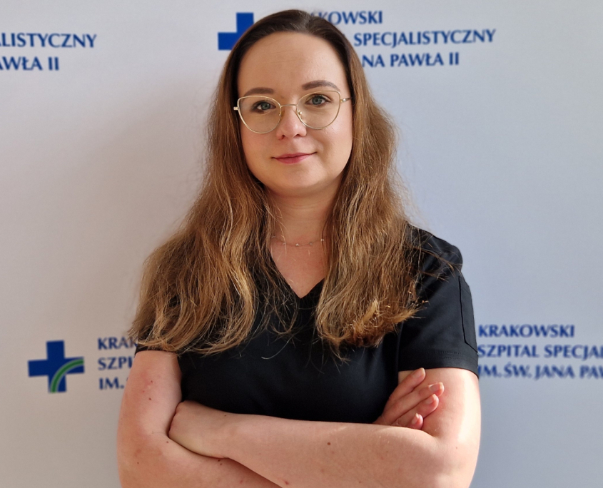 lek. Monika Zasada Kielan w medycznym ubraniu na białym tle