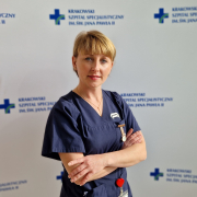 mgr Natalia Sikora w medycznym ubraniu na białym tle