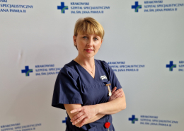 mgr Natalia Sikora w medycznym ubraniu na białym tle