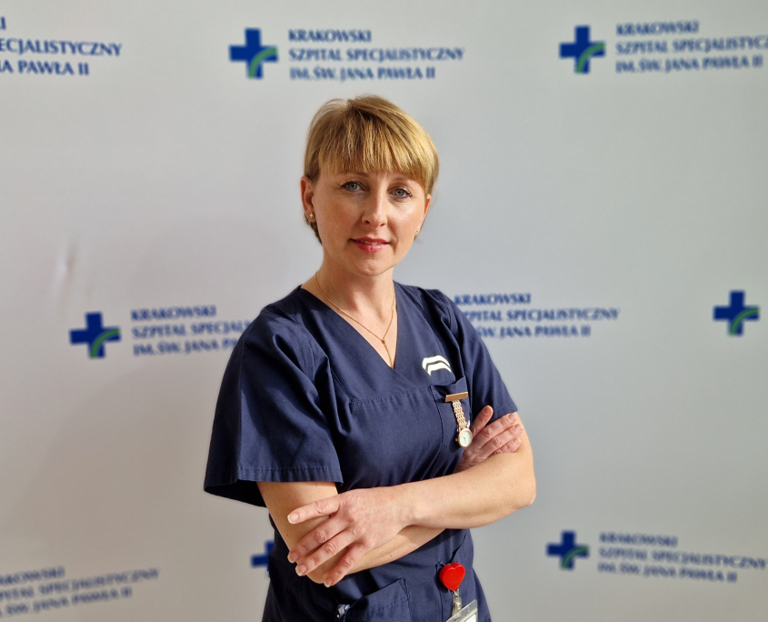 mgr Natalia Sikora w medycznym ubraniu na białym tle