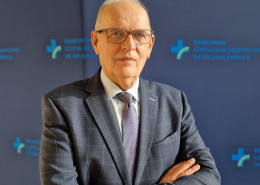 prof. dr hab. n. med. Piotr Podolec w marynarce na granatowym tle