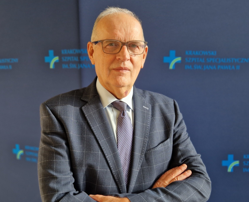 prof. dr hab. n. med. Piotr Podolec w marynarce na granatowym tle