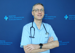 dr n. med. Michał Harańczyk w medycznym ubraniu na granatowym tle