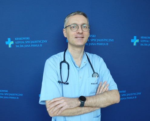 dr n. med. Michał Harańczyk w medycznym ubraniu na granatowym tle